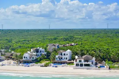 Image de Nouvelle liste! Beach Front Private Villas Personnel complet pour groupes, retraites, mariage
