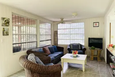 Image de Suite au rez-de-chaussée avec entrée privée (2b \/ 1b) pour 5 personnes, avec piscine, à 150 pas de la plage