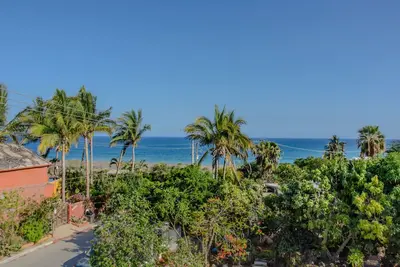 Image de Maison parfaite avec vue imprenable sur l'océan et à 5 minutes à pied de la plage!