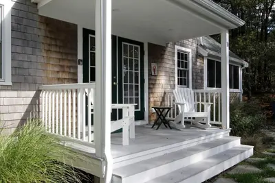 Image de The Post & Beam Cottage ~ Retraite parfaite près de Great Pond et de la plage de Cahoon Hollow