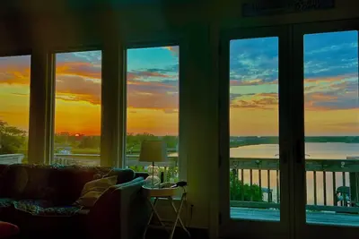 Image de Belle maison avec Boat Dock sur le son avec des vues infinies d'Intracoastal