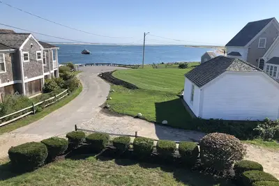 Image de Emplacement idéal à Chatham. Vue sur l'eau, plage, promenade jusqu'à la ville, superbes vues, 4 chambres, climatisation