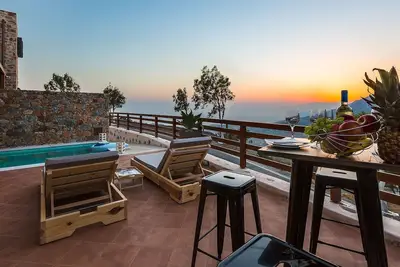 Villa de luxe nouvellement construite avec vue sur la mer, à proximité des eaux claires des plages du sud