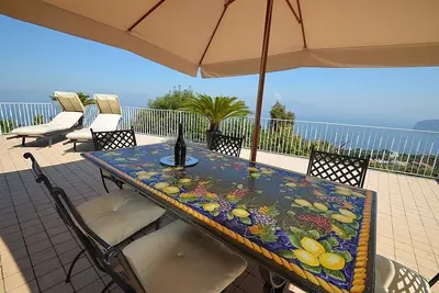 Villa Astaria A: Un appartement agréable et accueillant qui couvre tout le rez-de-chaussée d'une villa sur deux étages face au soleil et à la mer.
