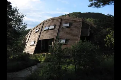 Image de Norvège occidentale. Chalet d'architecte insolite. Environnement paisible. Près de l'eau.