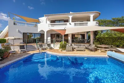 Image de Villa de luxe de 3 Ă 4 chambres avec une vue magnifique sur la mer et la montagne