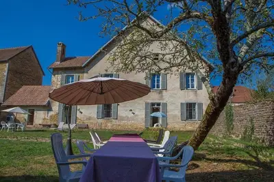 Image de Maison en pierre de 12 personnes à 6 kms d ornans, parc clos, forêt et rivière.