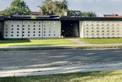 Image de Maison danoise d'architecture moderne du milieu du siècle (1959), près de la plage et du centre-ville.