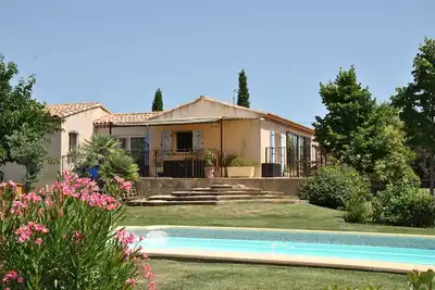 Image de Villa provencale avec piscine au pied de la sainte victoire