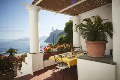 Image de Maison panoramique sur le golfe de Naples et le port de Capri, avec terrasse et jacuzzi