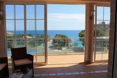 Appartement penthouse à 90m à peine de la plage
