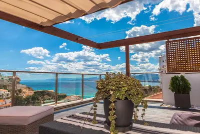 Image de Soleil Et Plage. Terrasse Chill-out, A \/ C, vue sur la mer, piscine et Wifi. 4 chambres doubles
