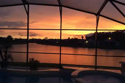 Image de Belle villa, Sw Lakeside Position, privé projeté piscine, salle de jeux, Internet