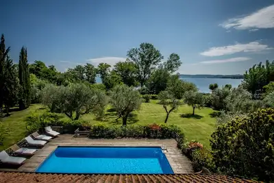 Image de Vacances de rĂŞve au bord du lac, en-dehors du monde, au centre du monde.