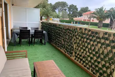 Image de Wifi et Parking! ! Terrasse Au Rez-De-CHAUSSÉE avec vue et sortie directe Piscine / Jardin!