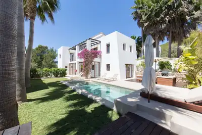 Image de Villa de luxe à St Eulalia, à pied de toutes les commodités et de la plage, pas de voiture nécessaire