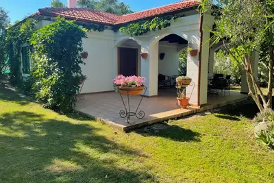 Image de chalet en pierre au milieu des oliviers avec dépendance dans la salle à bulles