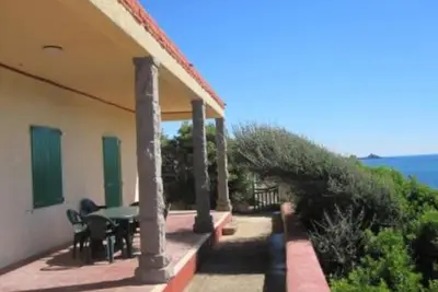 Image de Maison avec jardin face Ă la mer, en surplomb de la plage