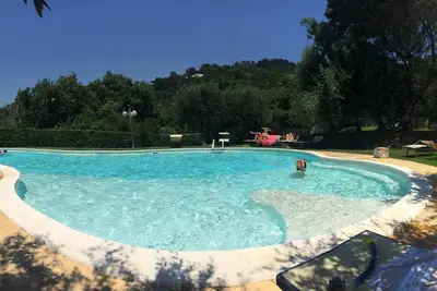 Image de penthouse moderne et luxueux Ă Lerici avec terrasses vue mer, jardin et piscine