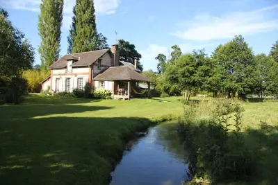 Image de Maison de charme avec piano en bord de rivière / Charming house on the river