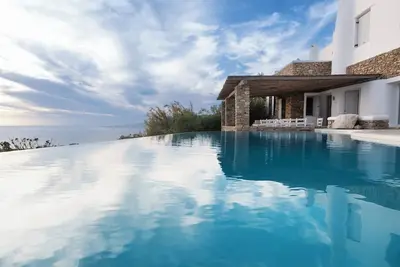 Image de Villa de luxe avec piscine à débordement et vue imprenable sur la mer (ΕΣΛ1173K92000998701)