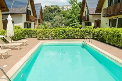 Image de 5 chalets avec piscine privée. Animaux acceptés