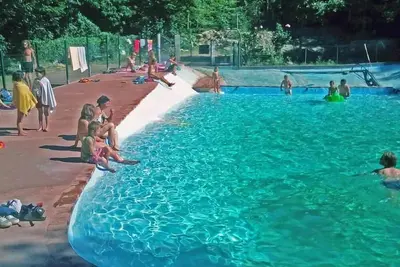 Image de yourte Mongole et Mobile homes dans un camping en pleine nature avec baignade