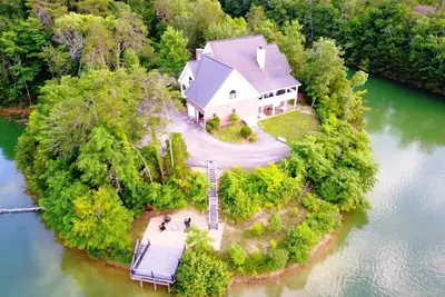 Image de Une Superbe Maison De Million De Dollars Lakefront Sur Un Promontaire PRIVÉ GASSÉ De 5 Acres