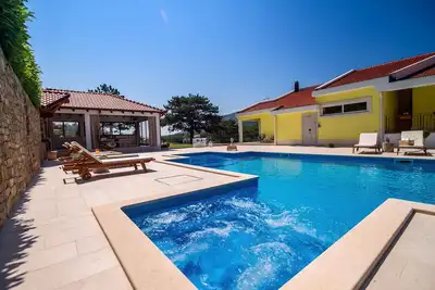 Image de Nouveau! Villa Delmati avec tennis, piscine avec jacuzzi, 5 chambres
