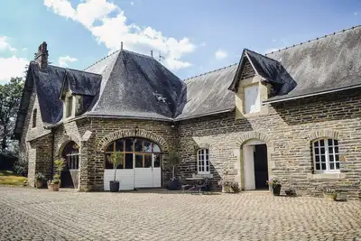 Image de Grande Maison de caractère situé au sein d'un domaine privé, piscine, tennis.