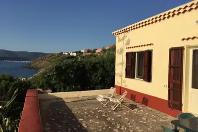 Image de Maison avec jardin sur la mer, la plage ci-dessous