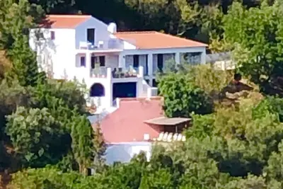 Image de Superbe propriété de campagne avec une piscine à débordement privée et des vues spectaculaires
