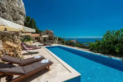 Image de Magnifique villa de 4 chambres avec piscine privée chauffée et vue sur la mer