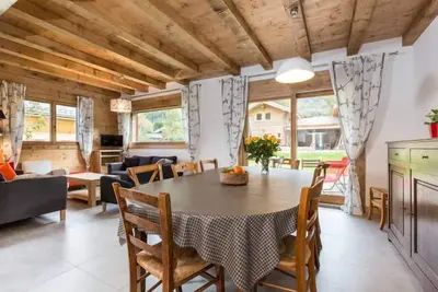 Image de Chalet de Charme neuf en bois brulé, terrasse plein sud, belle vue sur le massif