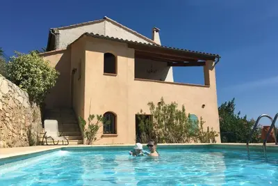Image de bastide provençale rénovée en pleine nature