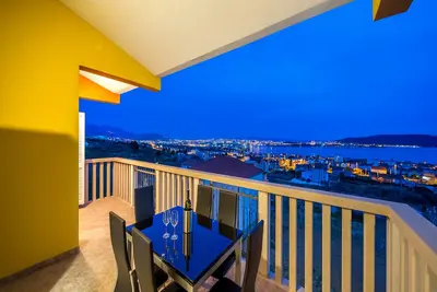 Image de Villa de luxe Ana avec piscine, sauna, bain à remous et cave à vin