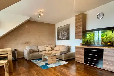 85 m² Appartement mansardé-Therme, aéroport, exposition