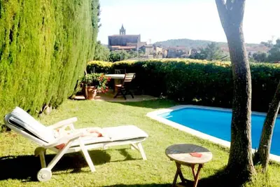 Image de Typique espagnol Masia (maison de campagne) de la pierre naturelle avec jardin et piscine privée