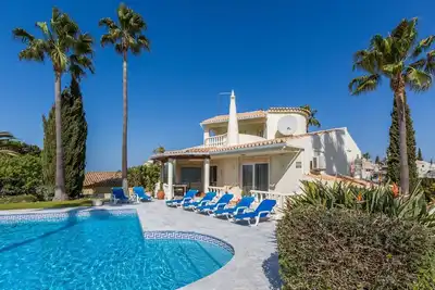 Image de Villa avec vue sur la mer dans un magnifique jardin