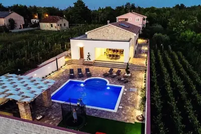 Villa avec piscine, au coeur des vignes, à 800 mètres de la plage de sable