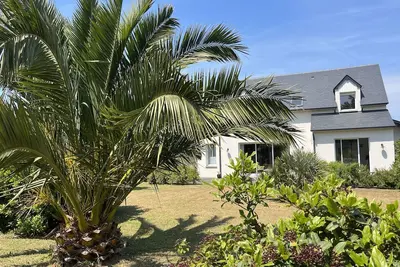 Image de Maison récente 300 m de la plage, grand jardin paysagé et clos. Petite vue mer!