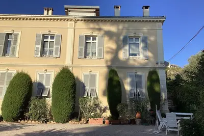 Image de Grand appartement au rez-de-chaussée d'une propriété avec un grand jardin