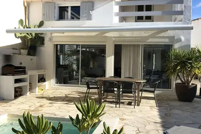 Image de Camargue : Maison dans le village, avec piscine privée, à 200 m de la plage