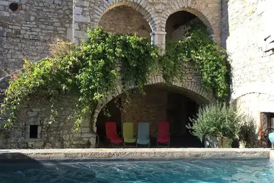 Image de Gîte avec piscine dans maison en pierre