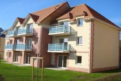 Image de Appart. 3 pièces 53 m2 à Houlgate : prestations haut de gamme, balcon + tennis.