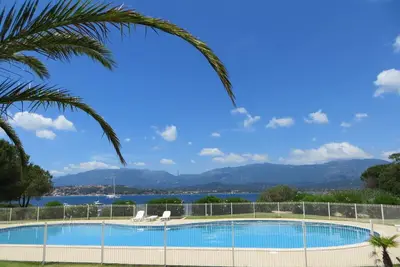 Image de Maison Pieds Dans L'Eau Avec Piscines, Tennis Et Plage Au Bout Du Jardin