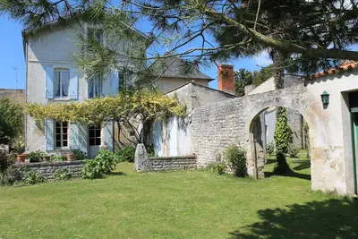 Image de Grande maison de famille avec parc et piscine - calme, en plein centre ville