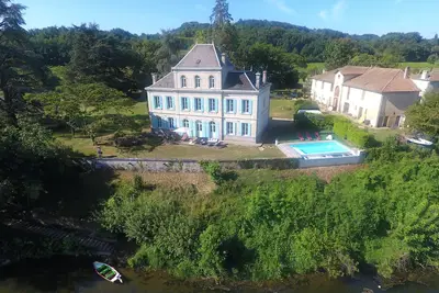 Image de Château avec piscine à débordement sur la Dordogne