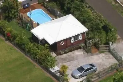 Image de Charmant bungalow tout confort avec piscine. Classé 3*** par Atout France.
