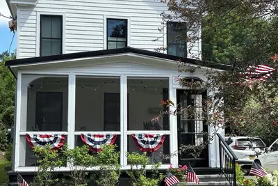 Image de Adorable 2 Bedroom Cottage w / A / C, blocs à Albany St. , Caz college et le lac!